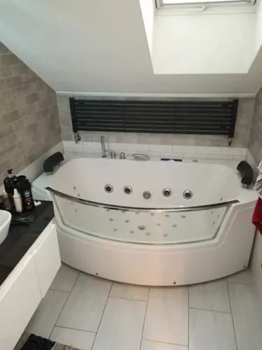 Montaż wanny i biały montaż