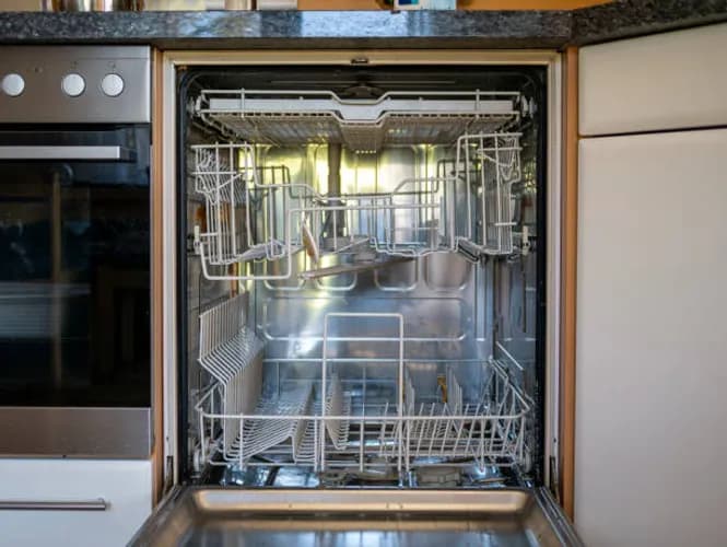 Montaż odpływu i wody do zmywarki