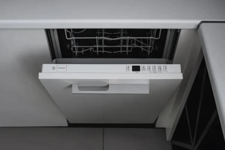 Fachowiec od montażu zmywarek