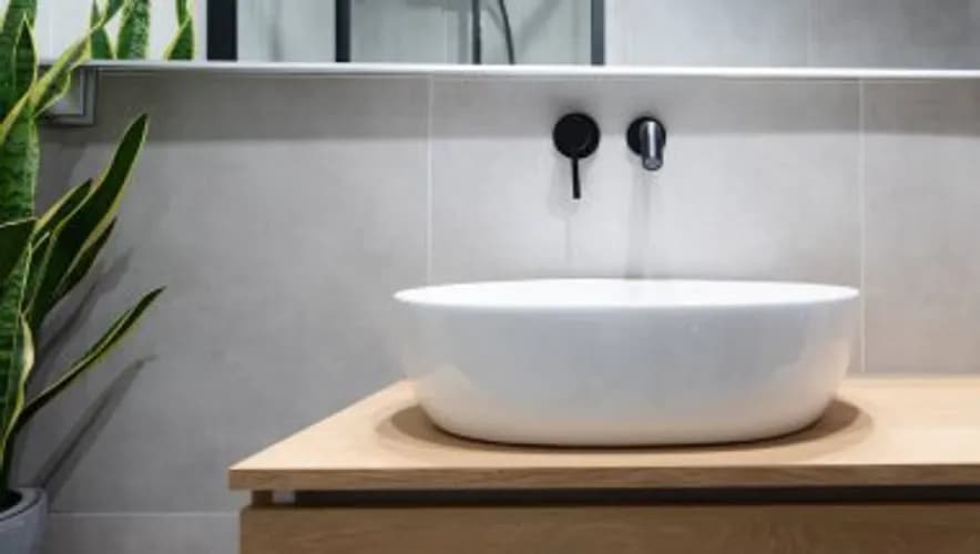 Hydraulik do montażu zlewu lub umywalki