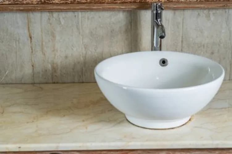 Montaż zlewu z kranem i syfonem