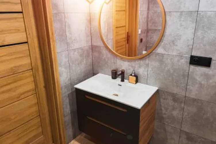 Montaż zlewu z uszczelnieniem połączeń