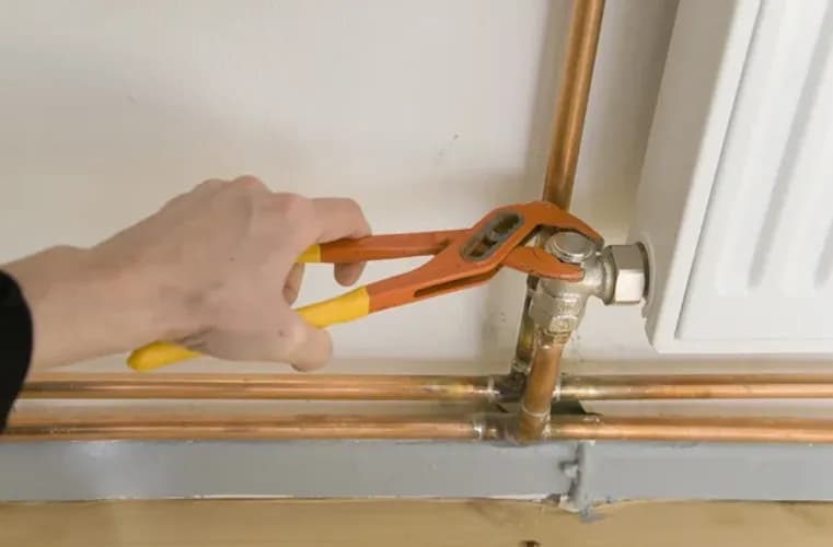 Złota rączka do wymiany rur wodociągowych w Gdańsku