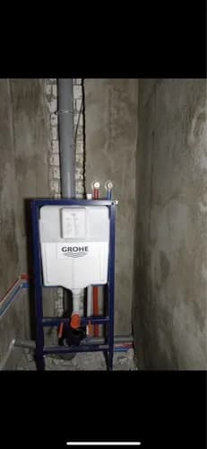 Hydraulik do montażu rur kanalizacyjnych szybko i solidnie