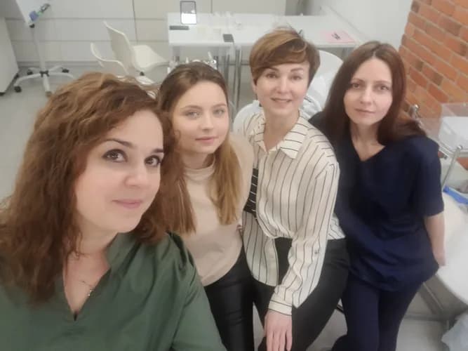 Oczyszczanie twarzy za pomocą wibracji ultradźwiękowych