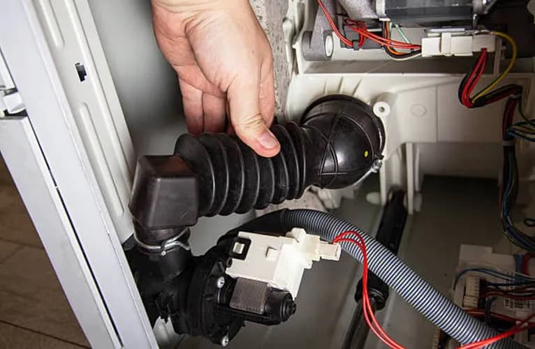 Fachowiec szybko zdiagnozuje pralkę