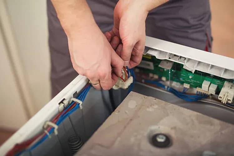 Solidna wymiana elektronicznego modułu pralki