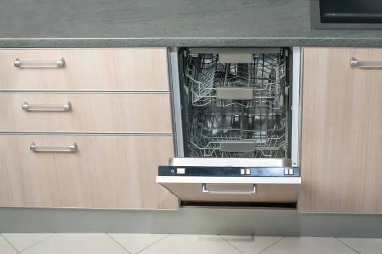 Wymiana zużytego węża w zmywarce