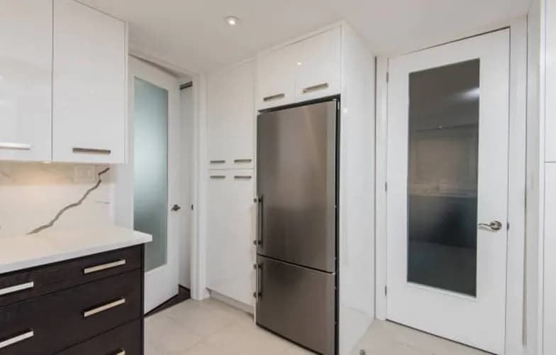 Fachowiec przełoży drzwi lodówki