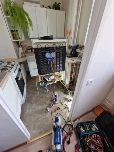 Nabijanie czynnika chłodniczego w lodówce