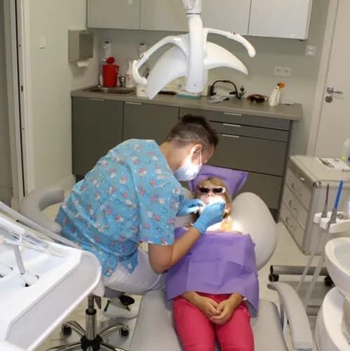 Usuwanie kamienia i osadu: Zdrowe dziąsła i świeży oddech