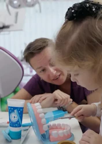 Leczenie zębów mlecznych u dzieci w Warszawie – bez bólu i stresu