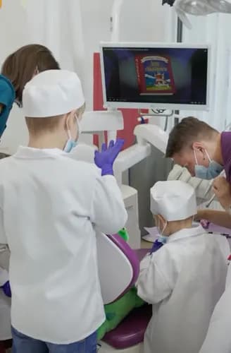 Delikatne usuwanie zęba mlecznego w Warszawie – szybko i bez bólu