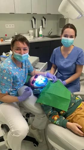 Lakowanie i fluoryzacja zębów u dzieci w Warszawie – skuteczna ochrona prze