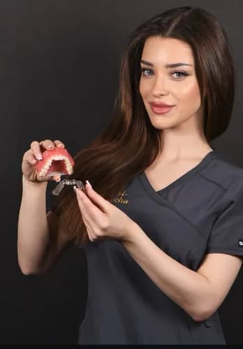 Krzywe zęby leczenie alignerami Invisalign Warszawa