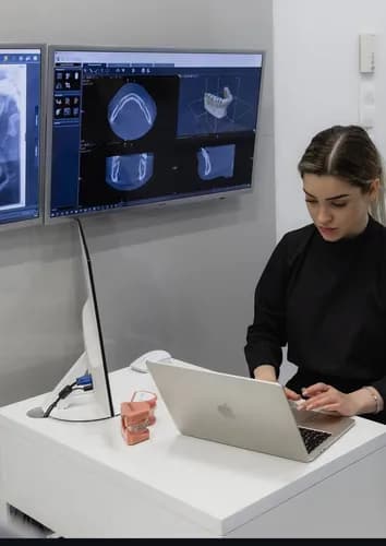 Krzywe zęby leczenie alignerami Invisalign Warszawa