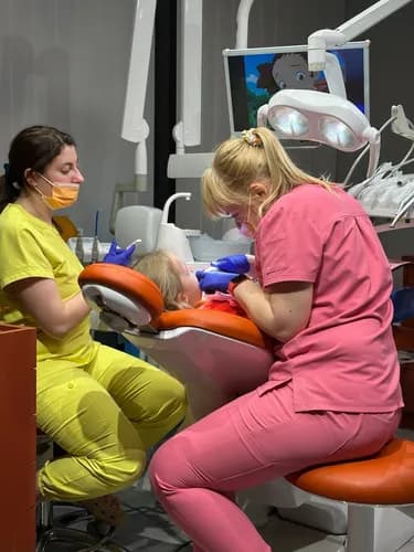 Налет или камень на зубах - профессиональная гигиена и чистка в Варшаве