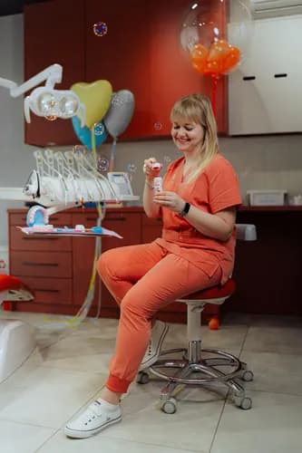 Шатается молочный зуб - бережное удаление без боли для ребенка в Варшаве