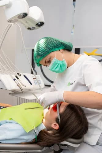 Przebarwione zęby profesjonalne wybielanie stomatologiczne Warszawa