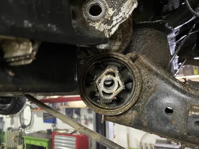 Nierównomiernie ściera opony - geometria i silentblocki Warszawa