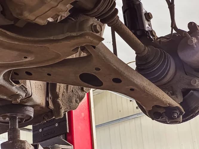 Przód pływa na zakrętach - wymiana gumowych silentblocków Warszawa