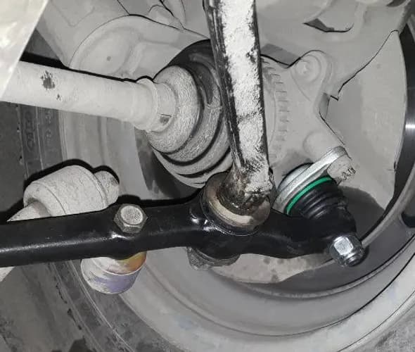 Stuka w kole na nierównościach - wymiana przegubu kulowego Warszawa