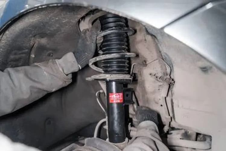 Передок пробивает на ямах - замена передних амортизаторов Варшава