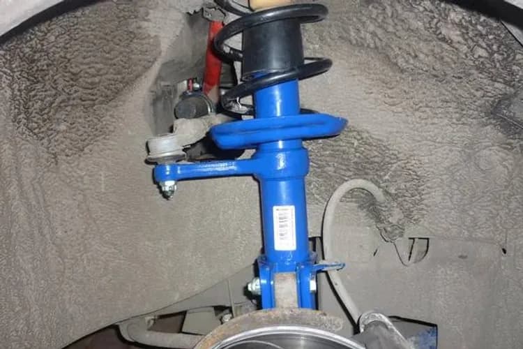 Передок пробивает на ямах - замена передних амортизаторов Варшава