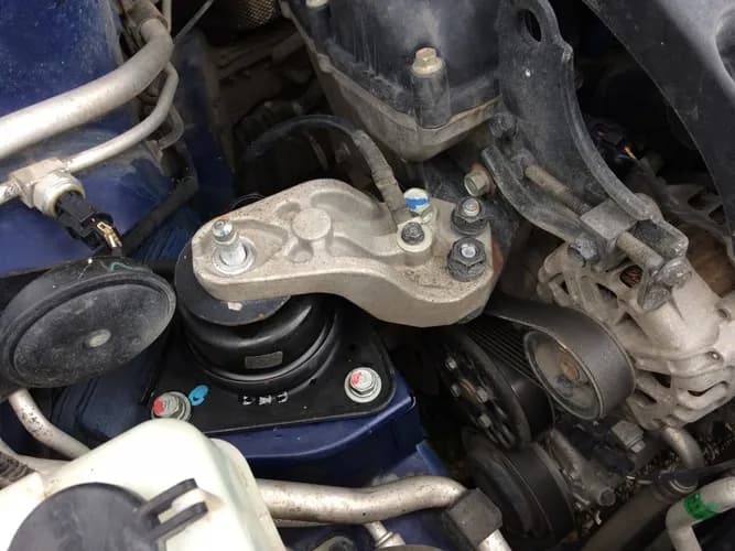 Вибрация на кузов и стук при старте - замена подушек двигателя Варшава