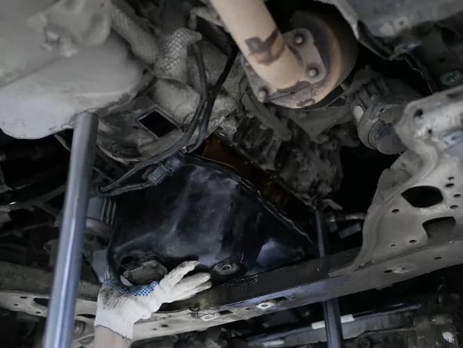 Течёт масло из двигателя - замена прокладки поддона Варшава