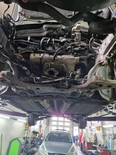 Ślady oleju na całym silniku - uszczelka pod silnik wymiana Warszawa