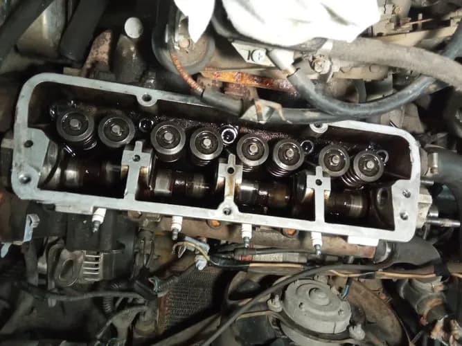 Dymi po zimnym rozruchu - regeneracja uszczelniaczy zaworów Warszawa