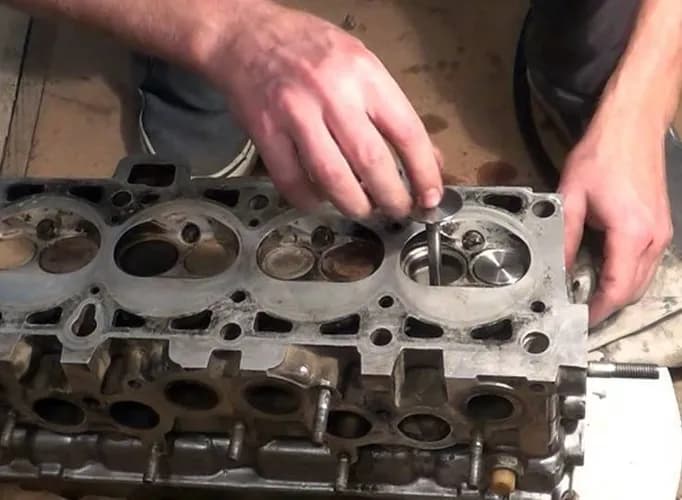 Stuka w głowicy - zawory do wymiany Warszawa