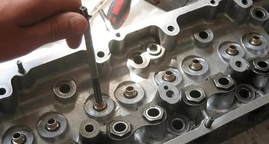 Дымит и стучат клапана - замена направляющих клапанов Варшава