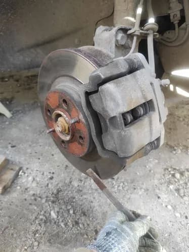 Wibracje przy hamowaniu - wymiana klocków hamulcowych przód Warszawa