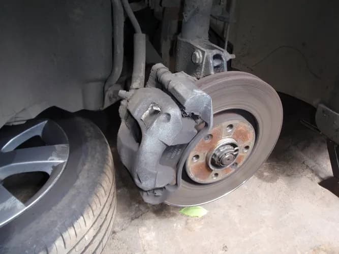 Wibracje przy hamowaniu - wymiana klocków hamulcowych przód Warszawa