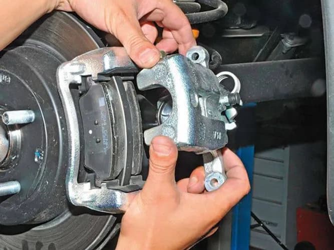 Piszczy przy hamowaniu - wymiana tylnych klocków Warszawa