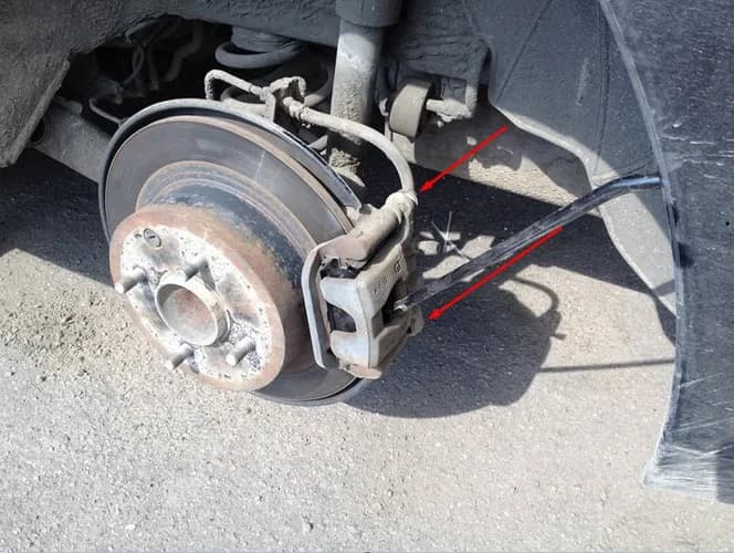 Piszczy przy hamowaniu - wymiana tylnych klocków Warszawa