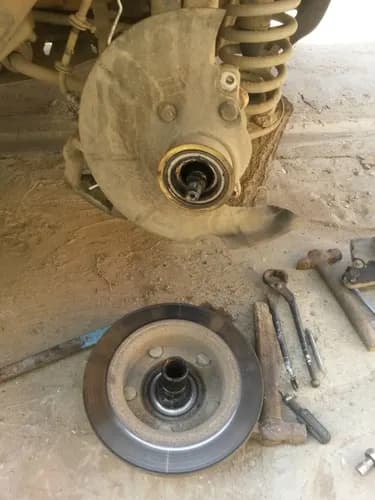 Zużyte tarcze po klockach - wymiana tarcz hamulcowych przód Warszawa