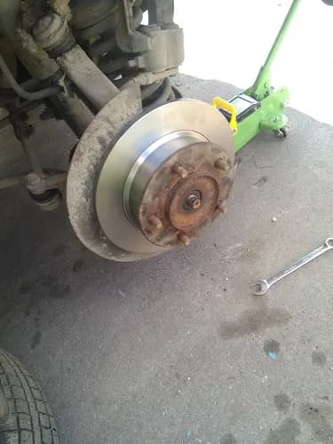 Zużyte tarcze po klockach - wymiana tarcz hamulcowych przód Warszawa