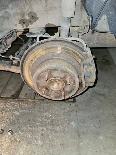 Buja tyłem podczas hamowania - nowe tarcze hamulcowe tył Warszawa