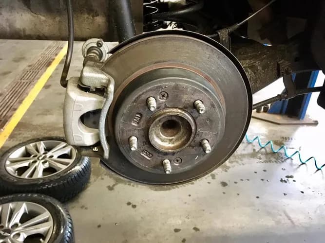 Buja tyłem podczas hamowania - nowe tarcze hamulcowe tył Warszawa