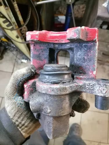 Zacisk z tyłu zablokowany auto ciągnie na boki przy hamowaniu