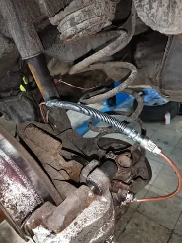 Tylne przewody hamulcowe do wymiany przyjeżdżaj na podnośnik