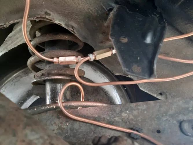 Делаю замену передних тормозных трубок