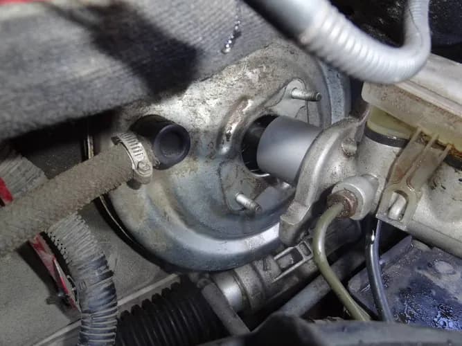 Główny cylinder przecieka płyn pod maską potrzebna wymiana