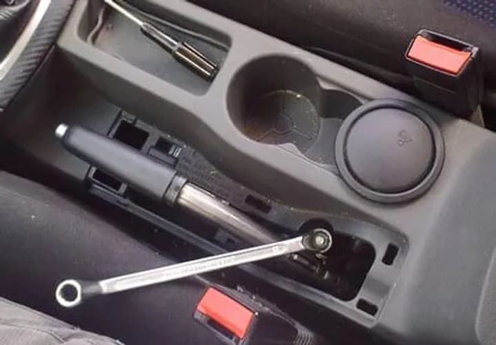 Stary ręczny ledwo trzyma wyreguluję i sprawdzę linki