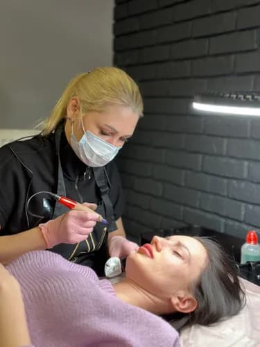 Контурний макіяж губ