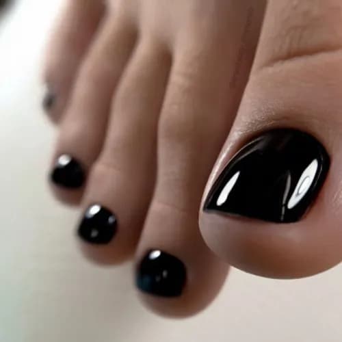 Tradycyjny pedicure obejmujący zadbane paznokcie i miękką skórę stóp.