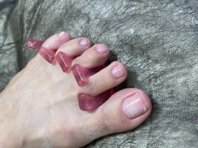 Higieniczny pedicure obejmuje wszystkie kroki dla zdrowych stóp